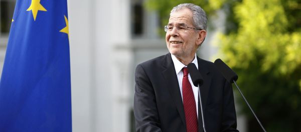 Left-wing independent candidate Alexander Van der Bellen smiles as he addresses the media after winning Austrian presidential election in Vienna, Austria, May 23, 2016 - Sputnik International