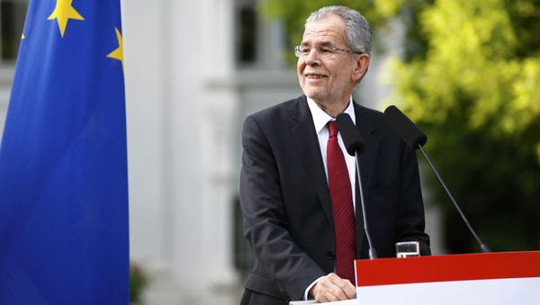 Left-wing independent candidate Alexander Van der Bellen smiles as he addresses the media after winning Austrian presidential election in Vienna, Austria, May 23, 2016 - Sputnik International