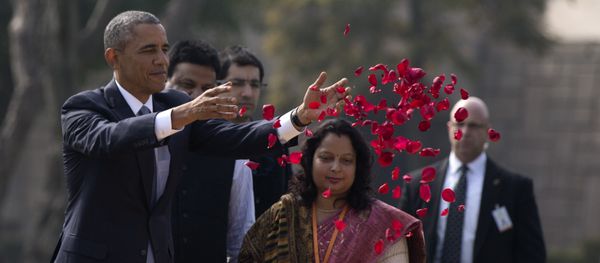 President Barack Obama throws rose petals as he participates in a wreath laying ceremony at the Raj Ghat Mahatma Gandhi Memorial, New Delhi, India, Sunday, Jan. 25, 2015 President Barack Obama throws rose petals as he participates in a wreath laying ceremony at the Raj Ghat Mahatma Gandhi Memorial, New Delhi, India, Sunday, Jan. 25, 2015 - Sputnik International
