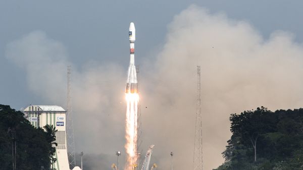 A picture taken on December 17, 2015 shows a Soyuz rocket blasting off from the European space centre at Kourou, French Guiana - Sputnik International