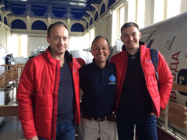 Vinicio Montoya (С) with two Russian cosmonauts. - Sputnik International