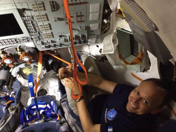 Vinicio Montoya inside a Soyuz spacecraft. - Sputnik International