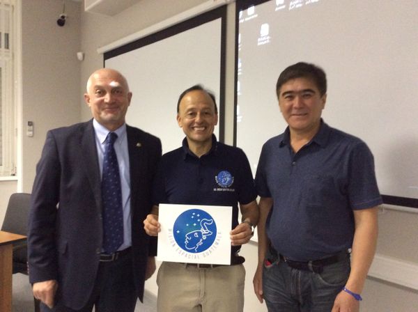 Vinicio Montoya (С) with two employees of the Yuri Gagarin Cosmonaut Training Center. - Sputnik International