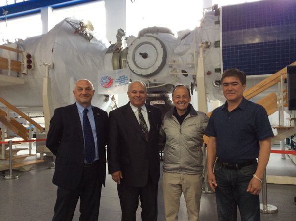 Vinicio Montoya (second from the right) and Guatemala's Ambassador to Russia Herbert Estuardo Meneses Coronado (second from the left) at the Yuri Gagarin Cosmonaut Training Center. - Sputnik International