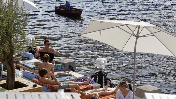 People resting at the Olivkovy (Olive) Beach in the Gorky Park of Culture People resting at the Olivkovy (Olive) Beach in the Gorky Park of Culture - Sputnik International