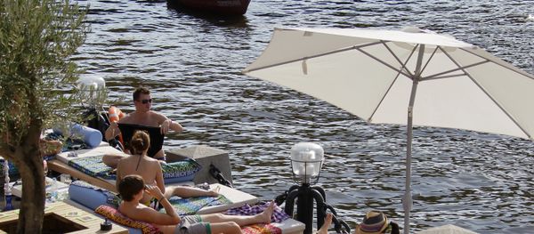 People resting at the Olivkovy (Olive) Beach in the Gorky Park of Culture - Sputnik International