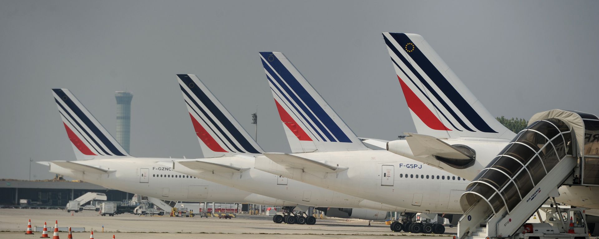 Air France planes are parked on the tarmac of Charles de Gaulle airport on September 24, 2014 in Roissy during an Air France pilots strike Air France planes are parked on the tarmac of Charles de Gaulle airport on September 24, 2014 in Roissy during an Air France pilots strike - Sputnik International, 1920, 24.09.2022