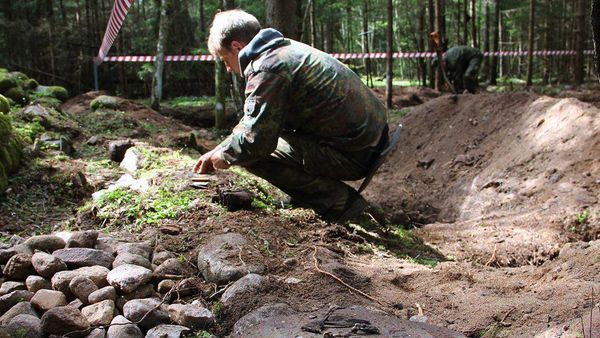 A participant in the Gogland expedition on Bolshoy Tyuters in the Leningrad Region A participant in the Gogland expedition on Bolshoy Tyuters in the Leningrad Region - Sputnik International