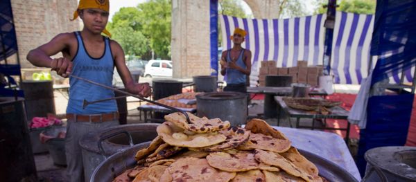 Workers prepare rotis, a type of Indian bread at the Bangla Sahib Sikh temple. File photo - Sputnik International