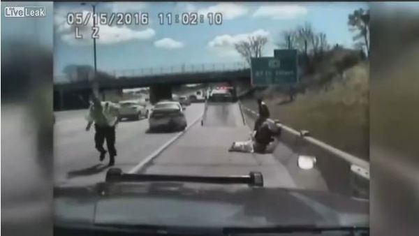 Dashcam Shows Woman Nearly Run Over Two Sheriff's Deputies - Sputnik International