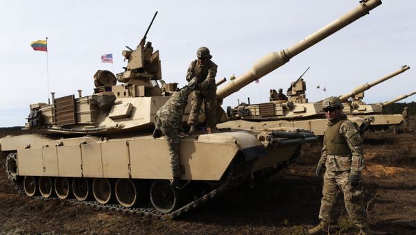 U.S. soldiers from the 2nd Battalion, 1st Brigade Combat Team, 3rd Infantry Division at the M1A2 Abrams battle tank during a military exercise at the Gaiziunu Training Range in Pabrade some 60km.(38 miles) north of the capital Vilnius, Lithuania - Sputnik International