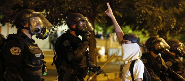 Riot police block off the Albuquerque Convention Center to anti-Trump protests following a rally and speech by Republican presidential candidate Donald Trump at the convention center where the event was held, in Albuquerque, N.M., Tuesday, May 24, 2016 - Sputnik International