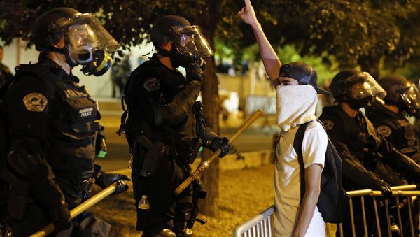 Riot police block off the Albuquerque Convention Center to anti-Trump protests following a rally and speech by Republican presidential candidate Donald Trump at the convention center where the event was held, in Albuquerque, N.M., Tuesday, May 24, 2016 - Sputnik International