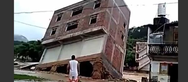 Flood washes building into river Flood washes building into river - Sputnik International