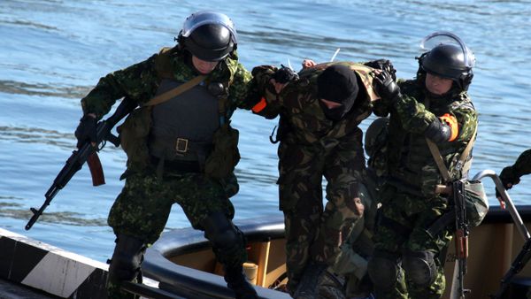 Servicemen deliver a detained terrorist during exercises of forces of the Maritime Territory Counter-Terrorism Operation Headquarters, Vladivostok - Sputnik International