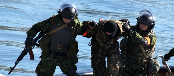 Servicemen deliver a detained terrorist during exercises of forces of the Maritime Territory Counter-Terrorism Operation Headquarters, Vladivostok - Sputnik International