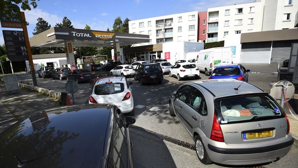 People are queuing to refuel their cars in a gas station in Rennes, western Franceon May 25, 2016 following the blockades of oil depot during protest against proposed government labour and employment law reforms People are queuing to refuel their cars in a gas station in Rennes, western Franceon May 25, 2016 following the blockades of oil depot during protest against proposed government labour and employment law reforms - Sputnik International
