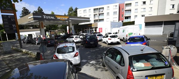 People are queuing to refuel their cars in a gas station in Rennes, western Franceon May 25, 2016 following the blockades of oil depot during protest against proposed government labour and employment law reforms People are queuing to refuel their cars in a gas station in Rennes, western Franceon May 25, 2016 following the blockades of oil depot during protest against proposed government labour and employment law reforms - Sputnik International