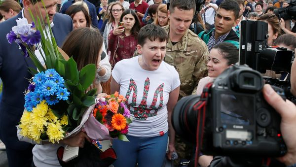 Ukrainian servicewoman Nadiya Savchenko talks to the media at Boryspil International airport outside Kiev, Ukraine, May 25, 2016 Ukrainian servicewoman Nadiya Savchenko talks to the media at Boryspil International airport outside Kiev, Ukraine, May 25, 2016 - Sputnik International