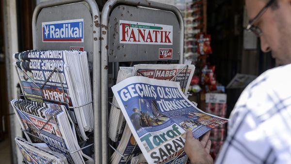 A Turkish man reads a newspaper to check the results of elections in Diyarbakir on June 8, 2015 A Turkish man reads a newspaper to check the results of elections in Diyarbakir on June 8, 2015 - Sputnik International