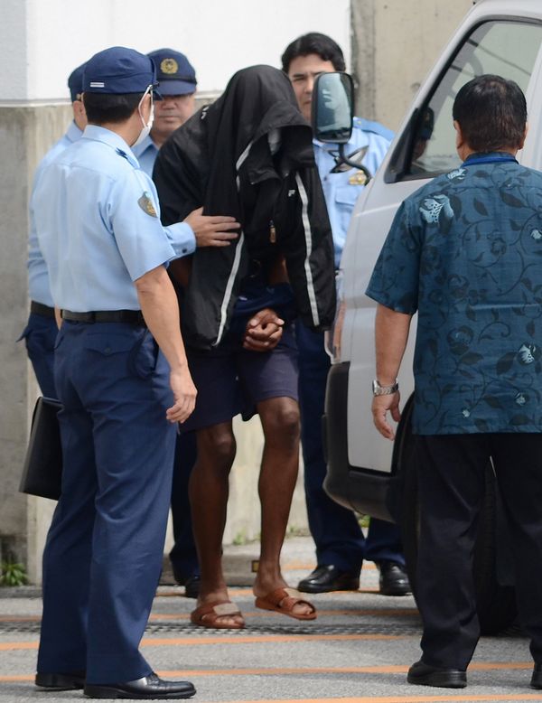 Policemen escort US citizen and former US Marine Kenneth Franklin Shinzato (C) to the prosecutor's office at Uruma Police Station in Uruma, Okinawa prefecture, on May 21, 2016 Policemen escort US citizen and former US Marine Kenneth Franklin Shinzato (C) to the prosecutor's office at Uruma Police Station in Uruma, Okinawa prefecture, on May 21, 2016 - Sputnik International