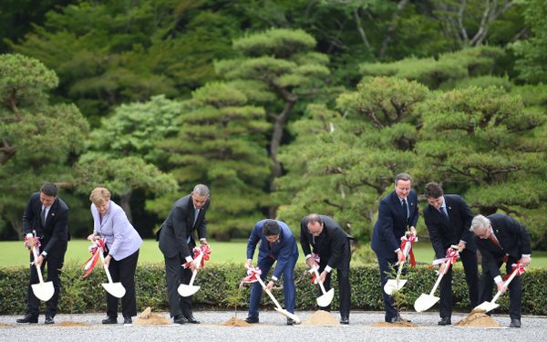 (L to R) Italian Prime Minister Matteo Renzi, German Chancellor Angela Merkel, US President Barack Obama, Japan's Prime Minister Shinzo Abe, French President Francois Hollande, Britain's Prime Minister David Cameron, Canadian Prime Minister Justin Trudeau and European Commission President Jean-Claude Juncker take part in a tree planting ceremony on the grounds at Ise-Jingu Shrine in the city of Ise in Mie prefecture, on May 26, 2016 on the first day of the G7 leaders summit (L to R) Italian Prime Minister Matteo Renzi, German Chancellor Angela Merkel, US President Barack Obama, Japan's Prime Minister Shinzo Abe, French President Francois Hollande, Britain's Prime Minister David Cameron, Canadian Prime Minister Justin Trudeau and European Commission President Jean-Claude Juncker take part in a tree planting ceremony on the grounds at Ise-Jingu Shrine in the city of Ise in Mie prefecture, on May 26, 2016 on the first day of the G7 leaders summit - Sputnik International