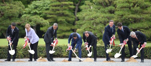 (L to R) Italian Prime Minister Matteo Renzi, German Chancellor Angela Merkel, US President Barack Obama, Japan's Prime Minister Shinzo Abe, French President Francois Hollande, Britain's Prime Minister David Cameron, Canadian Prime Minister Justin Trudeau and European Commission President Jean-Claude Juncker take part in a tree planting ceremony on the grounds at Ise-Jingu Shrine in the city of Ise in Mie prefecture, on May 26, 2016 on the first day of the G7 leaders summit (L to R) Italian Prime Minister Matteo Renzi, German Chancellor Angela Merkel, US President Barack Obama, Japan's Prime Minister Shinzo Abe, French President Francois Hollande, Britain's Prime Minister David Cameron, Canadian Prime Minister Justin Trudeau and European Commission President Jean-Claude Juncker take part in a tree planting ceremony on the grounds at Ise-Jingu Shrine in the city of Ise in Mie prefecture, on May 26, 2016 on the first day of the G7 leaders summit - Sputnik International