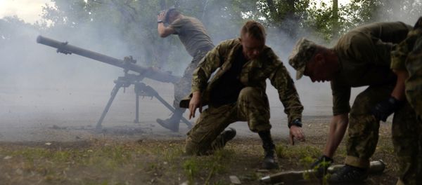 Ukrainian servicemen shout from SPG-9 antitank grenade launcher during the combat with the pro-Russian separatists near Avdeevka, Donetsk region, on June 18, 2015 - Sputnik International