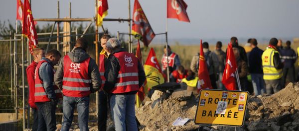 Striking French labour union employees stand near a barricade to block the entrance of the depot of the SFDM company near the oil refinery to protest the labour reforms law propal, in Donges, France, May 26, 2016. - Sputnik International