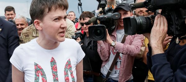 Ukrainian servicewoman Nadiya Savchenko talks to the media upon her arrival at Boryspil International airport outside Kiev, Ukraine, May 25, 2016 - Sputnik International