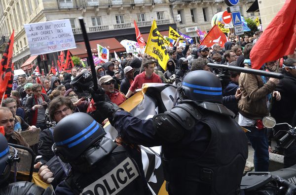 Security forces clash with demonstrators during a protest called by seven labour unions and students against the labour and employment law reform on May 26, 2016 in Bordeaux, southwest France. Security forces clash with demonstrators during a protest called by seven labour unions and students against the labour and employment law reform on May 26, 2016 in Bordeaux, southwest France. - Sputnik International
