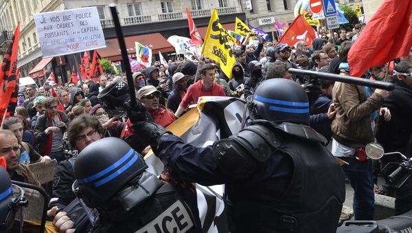 Security forces clash with demonstrators during a protest called by seven labour unions and students against the labour and employment law reform on May 26, 2016 in Bordeaux, southwest France - Sputnik International