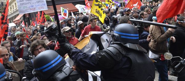 Security forces clash with demonstrators during a protest called by seven labour unions and students against the labour and employment law reform on May 26, 2016 in Bordeaux, southwest France Security forces clash with demonstrators during a protest called by seven labour unions and students against the labour and employment law reform on May 26, 2016 in Bordeaux, southwest France - Sputnik International