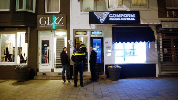Police search a house in Oudedijk in the Kralingen district, in Rotterdam, on March 30, 2016 - Sputnik International