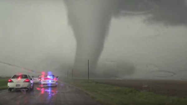 Impressive tornado up close and personal in HD - Sputnik International