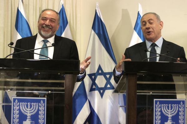 Israeli Prime Minister Benjamin Netanyahu (R) and Avigdor Lieberman (L), the head of hardline nationalist party Yisrael Beitenu, are seen during a ceremony in which they signed a coalition agreement on May 25, 2016 at the Knesset, the Israeli parliament in Jerusalem. - Sputnik International
