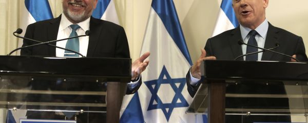 Israeli Prime Minister Benjamin Netanyahu (R) and Avigdor Lieberman (L), the head of hardline nationalist party Yisrael Beitenu, are seen during a ceremony in which they signed a coalition agreement on May 25, 2016 at the Knesset, the Israeli parliament in Jerusalem. - Sputnik International