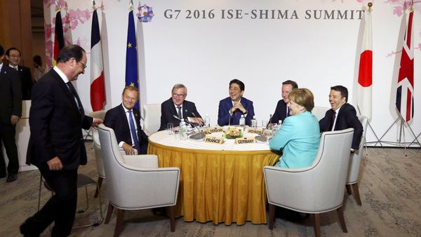 (L-R) French President Francois Hollande, European Council President Donald Tusk, European Commission President Jean-Claude Juncker, Japanese Prime Minister Shinzo Abe, Britain's Prime Minister David Cameron, German Chancellor Angela Merkel and Italian Prime Minister Matteo Renzi share a light moment as they gather for Japan EU EPA/FTA meeting at the summit of the leaders of the Group of Seven (G7) industrialized nations in Shima, central Japan, May 26, 2016 (L-R) French President Francois Hollande, European Council President Donald Tusk, European Commission President Jean-Claude Juncker, Japanese Prime Minister Shinzo Abe, Britain's Prime Minister David Cameron, German Chancellor Angela Merkel and Italian Prime Minister Matteo Renzi share a light moment as they gather for Japan EU EPA/FTA meeting at the summit of the leaders of the Group of Seven (G7) industrialized nations in Shima, central Japan, May 26, 2016 - Sputnik International