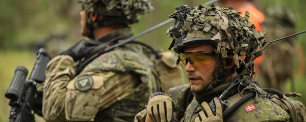 A soldier of the Royal Danish Army talks on the radio - Sputnik International