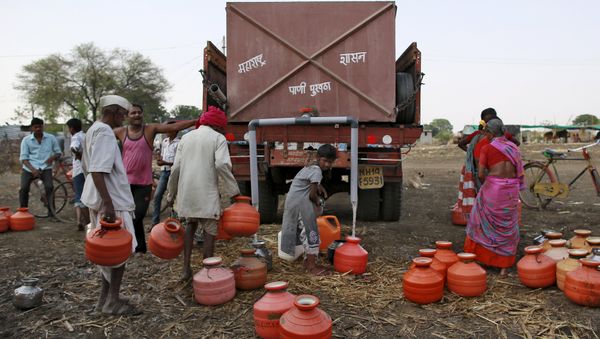 People fill their containers with water from water at a village in Osmanabad, India, April 15, 2016 People fill their containers with water from water at a village in Osmanabad, India, April 15, 2016 - Sputnik International