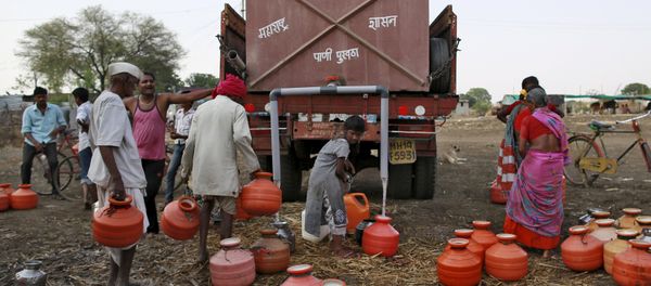 People fill their containers with water from water at a village in Osmanabad, India, April 15, 2016 People fill their containers with water from water at a village in Osmanabad, India, April 15, 2016 - Sputnik International