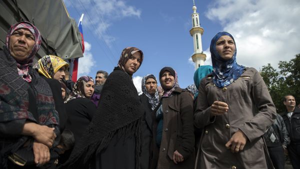 Turkmen people line up to receive humanitarian aid from Russian military in Al-Issawiyah, about 15 kilometers of Turkish border, Syria, Friday, March 4, 2016 - Sputnik International