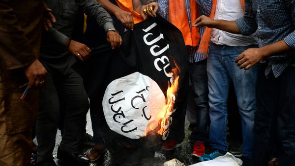 Activists from the right-wing Hindu Sena group burn a flag of the jihadist Islamic State group in New Delhi on August 5, 2015 Activists from the right-wing Hindu Sena group burn a flag of the jihadist Islamic State group in New Delhi on August 5, 2015 - Sputnik International