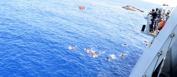 Migrants from a capsized boat are rescued during a rescue operation by Italian navy ships Bettica and Bergamini off the coast of Libya in this handout picture released by the Italian Marina Militare on May 25, 2016 Migrants from a capsized boat are rescued during a rescue operation by Italian navy ships Bettica and Bergamini off the coast of Libya in this handout picture released by the Italian Marina Militare on May 25, 2016 - Sputnik International
