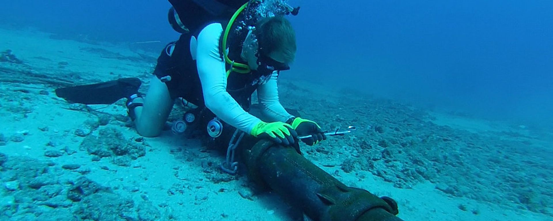 Installing steel armor around seafloor cable Installing steel armor around seafloor cable - Sputnik International, 1920, 25.11.2024