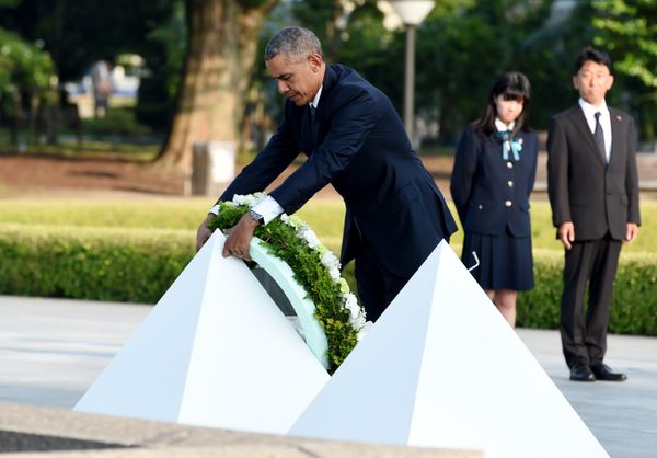 US President Barack Obama places a wreath at the cenotaph in the Peace Momorial park in Hiroshima on May 27, 2016 with Japanese Prime Minister Shinzo Abe. Obama on May 27 paid a moving tribute to victims of the world's first nuclear attack US President Barack Obama places a wreath at the cenotaph in the Peace Momorial park in Hiroshima on May 27, 2016 with Japanese Prime Minister Shinzo Abe. Obama on May 27 paid a moving tribute to victims of the world's first nuclear attack - Sputnik International