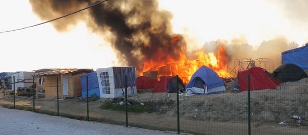Smoke rises from the huts and tents set on fire during clashes between migrants, at a makeshift camp, in Calais, France, Thursday, May 26, 2016 Smoke rises from the huts and tents set on fire during clashes between migrants, at a makeshift camp, in Calais, France, Thursday, May 26, 2016 - Sputnik International