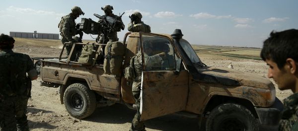 Armed men in uniforms identified by Syrian Democratic forces as US special operations forces stand in the back of a pickup truck in the village of Fatisah in the northern Syrian province of Raqa on May 25, 2016 Armed men in uniforms identified by Syrian Democratic forces as US special operations forces stand in the back of a pickup truck in the village of Fatisah in the northern Syrian province of Raqa on May 25, 2016 - Sputnik International