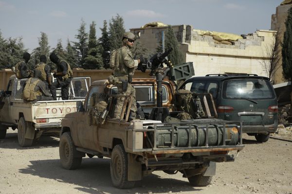 Syrian Democratic forces and an armed man in uniform identified by them as US special operations forces (R) are seen in the village of Fatisah in the northern Syrian province of Raqa on May 25, 2016 - Sputnik International