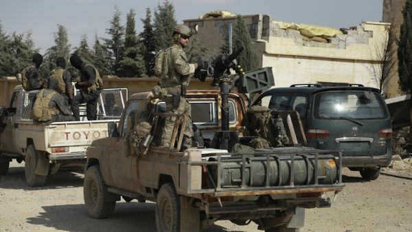 Syrian Democratic forces and an armed man in uniform identified by them as US special operations forces (R) are seen in the village of Fatisah in the northern Syrian province of Raqa on May 25, 2016 Syrian Democratic forces and an armed man in uniform identified by them as US special operations forces (R) are seen in the village of Fatisah in the northern Syrian province of Raqa on May 25, 2016 - Sputnik International